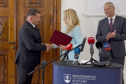 Ondrej Bernát preberá od Martiny Šimkovičovej zriaďovaciu listinu