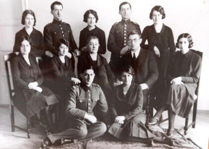 Kornélia Veselová s deťmi Oľgou, Elenou, Vierou, Želmírou, Máriou, Ivanom, Mirkom, Milanom, Zorou, Kornéliou a Milošom