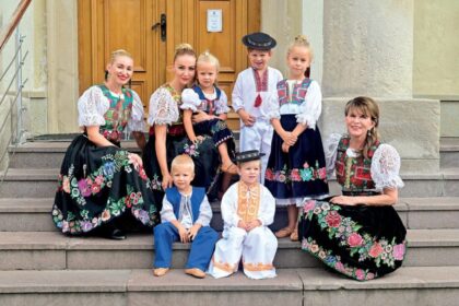 Mária Reháková so svojimi vnúčatami v Banskej Bystrici