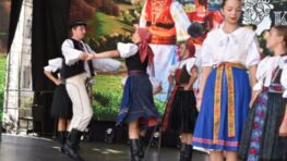 FOTO: Naše folklórne tradície ožili v srdci Slovenska vďaka tisíckam účinkujúcich a návštevníkov 9. Slovenského dňa kroja