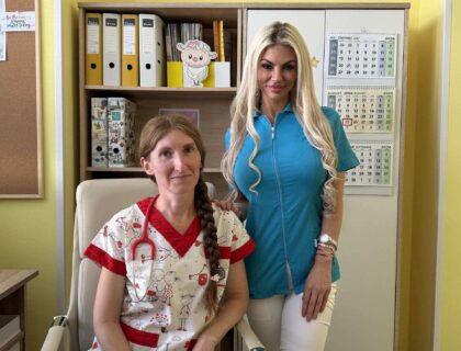 Pediatrička Zuzana Molnárová so sestričkou