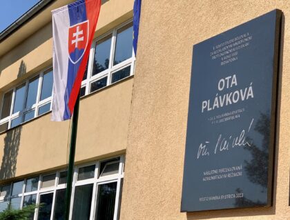 Pamätná tabuľa Ote Plávkovej na budove STVR v Banskej Bystrici