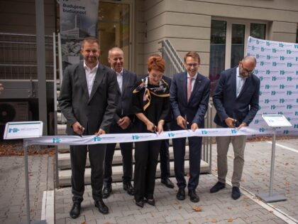Slávnostné prestrihnutie pásky pri otvorení zrekonštruovanej kliniky