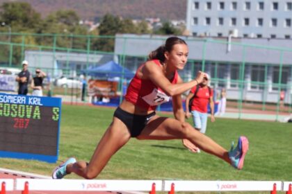 Nina Hejčíková na trati v behu na 100 m prekážok
