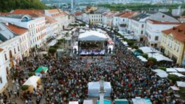 FOTO: Napriek piatkovému dopoludňajšiemu dažďu 368. Radvanský jarmok žije