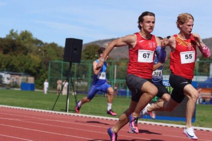 Tesný súboj Tima Vozára so Šimonom Kubaškom v behu na 100 m