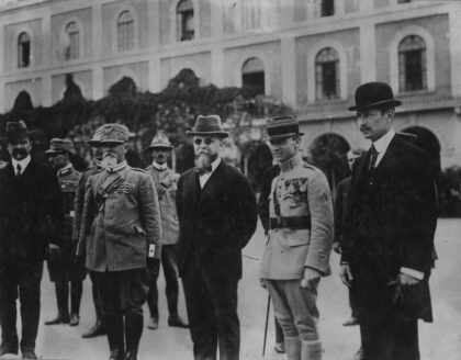M. R. Štefánik (druhý sprava) s generálom Grazianim a českým diplomatom Levom Sychravom na prehliadke československého práporu 1918