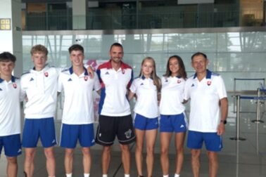 Účastníci ME U18 z AK ŠK UMB Banská Bystrica zľava Timotej Vozár, Šimon Kubaška, Žigmund Gál, tréner Michal Škvarka, Lucia Kubinyiová, Nina Hejčíková, tréner Ivan Čillík