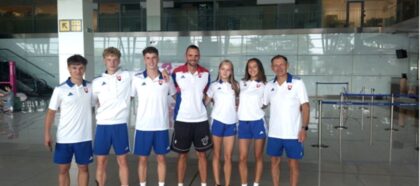 Účastníci ME U18 z AK ŠK UMB Banská Bystrica zľava Timotej Vozár, Šimon Kubaška, Žigmund Gál, tréner Michal Škvarka, Lucia Kubinyiová, Nina Hejčíková, tréner Ivan Čillík