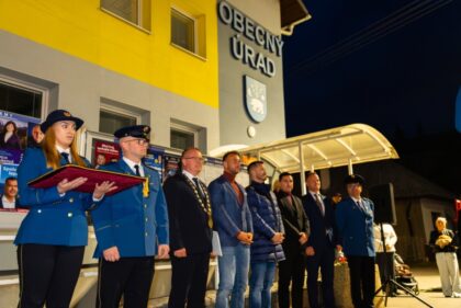 Slávnostné odovzdávanie novej štvorkolky pred obecným úradom Hrochoť