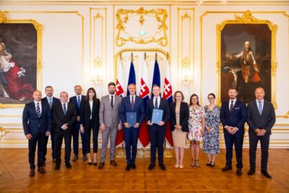Zástupcovia UMB Banská Bystrica a NR SR po podpise Memoranda o vzájomnej spolupráci