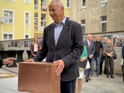 Ján Nosko so schránkou