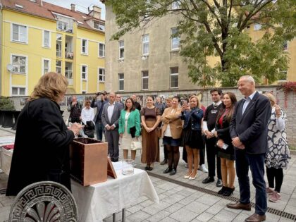 Lýdia Baranová vkladá do schránky pamätné predmety