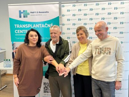 Obidva manželské páry po skríženej transplantácii obličiek